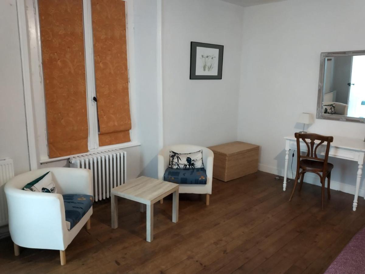Le Voltaire Panzió Airvault Kültér fotó