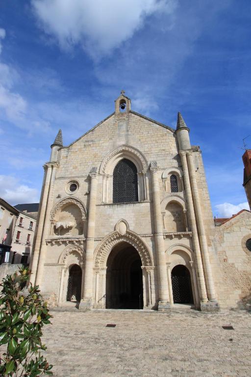Le Voltaire Panzió Airvault Kültér fotó